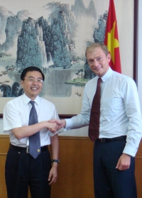 Foto mit Wu Hao, Leiter der Abteilung fr Auswrtige Politik beim Rechtsbro des Staatsrats